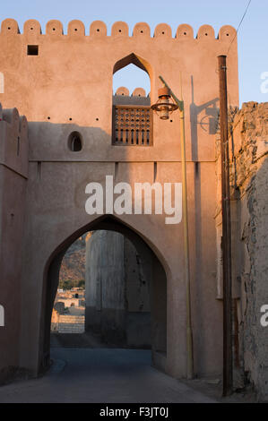 Verzierten alten Adobe Festung Gateway in einer Stadt in das Sultanat Oman, eine sichere, freundliche Golfstaat Urlaubsziel Stockfoto