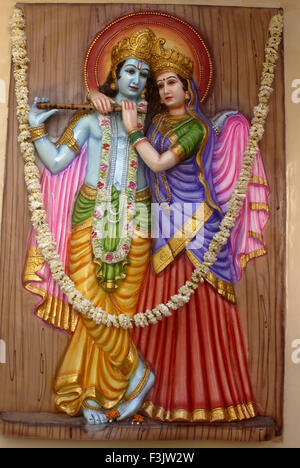 Lord Krishna mit Radha spielt Querflöte stehende Pose eine bunte Wandgemälde an Wand Borivali Mumbai Maharashtra, Indien Stockfoto