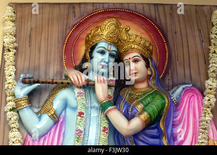 Lord Krishna mit Radha spielt Querflöte stehende Pose bunte Wandgemälde an Wand Borivali Mumbai Maharashtra, Indien Stockfoto