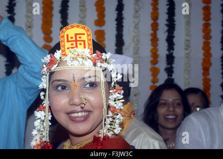 indische Braut glücklich Hochzeitszeremonie in der hinduistischen Religion in Borivali Mumbai Bombay Maharashtra Indien Modell veröffentlicht Stockfoto