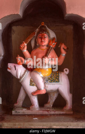 Lord Shiva Reiten auf Stier Nandi bunte Idol im Kapardikeshwar-Tempel in Indien Otur Taluka Junnar Pune Maharashtra Stockfoto