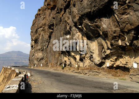 Zick-Zack-Ghat Straße konstruiert durch Schneiden sehr harten schwarzen Gestein Sahyadri Berg am Malshej Ghat Thane Maharashtra, Indien Stockfoto