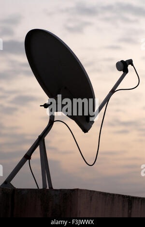 Dish TV Antenne auf der Terrasse des Dorfhauses Unterhaltung durch Satelliten-Dorf Otur Junnar Pune Maharashtra indien asien Stockfoto