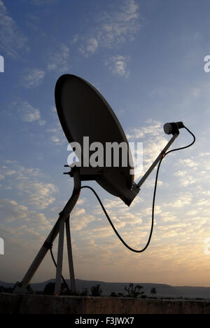 Teller-Antenne auf der Terrasse des Dorfhauses Unterhaltung durch Satellitendorf Otur Taluka Junnar Pune Maharashtra indien asien Stockfoto