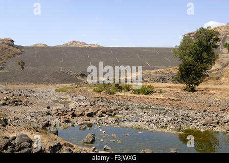 Irdischer Staudamm Stein Pitching zwischen Felsbergen gebaut Chilhewadi Dorf Otur Junnar Pune Indien Asien Stockfoto