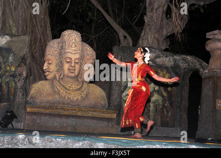 Elephanta Festival Alarmel Valli Durchführung Bharatnatyam Tanz der traditionellen indischen klassischen Kunstform Raigad Mumbai Maharashtra Indien - Nmk 132416 Stockfoto