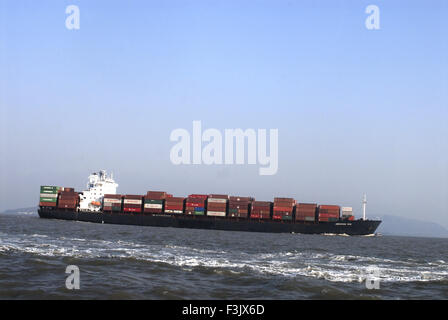 Containerschiff im Arabischen Meer in der Nähe von Gateway of India Mumbai Maharashtra indien asien Stockfoto