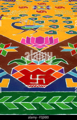 Rangoli Bodendesign gezeichnet farbigen Pulver feiert Gudi Padda Festival Neujahr Hindu Religion Thane maharashtra indien asien Stockfoto