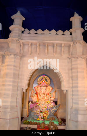 Idol von Lord Ganesh mit Dekoration Nachbildung des Gateway of India für Ganapati Festival Mumbai Maharashtra, Indien Stockfoto