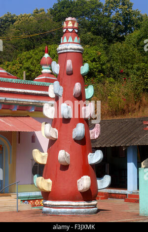 Bunte Laterne Deepmala vor Shri Dasabhuj Lakshmi Ganesh Tempel Hedvi Guhagar Ratnagiri Maharashtra Indien Stockfoto