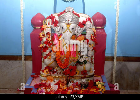 Marmor-Idol der Lord Ganesh sitzt auf einem Thron Heiligtum von Shri Dasabhuj Lakshmi Ganesh-Tempel in Hedvi Guhagar Ratnagiri Maharashtra, Indien Stockfoto