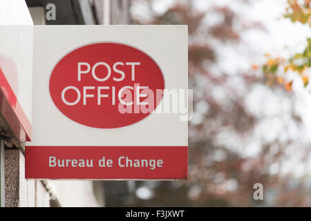 Ein Postamt Zeichen für ein Geschäft mit einer Wechselstube für Reisegeld Stockfoto