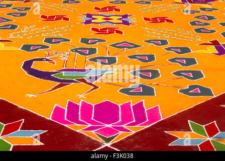 rangoli Bodendesign gezeichnet mit farbigem Pulver feiert Gudi Padda Festival Thane maharashtra indien asien Stockfoto