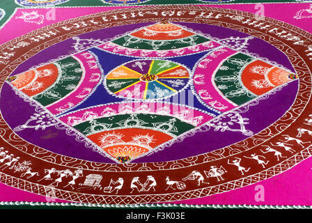 rangoli Bodendesign gezeichnet mit farbigem Pulver zur Feier des Gudi Padda Festivals Thane maharashtra india asia Stockfoto