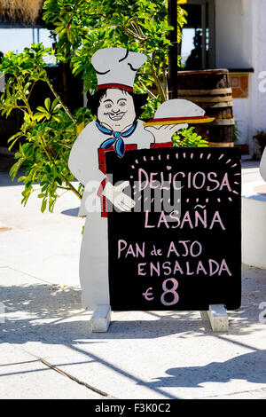 Eine Speisekarte an Bord in der spanischen Sprache für ein Restaurant in Torremolinos, Andalusien, Spanien, zeigt eine Mahlzeit für 8 € Stockfoto