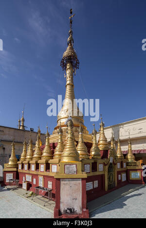 Mount Popa mit einem buddhistischen Pagoden auf dem Gipfel, Myanmar. Stockfoto