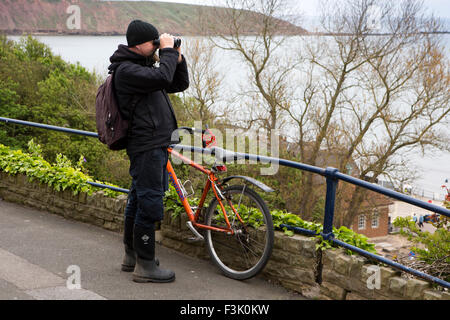 Großbritannien, England, Yorkshire East Riding, Filey, Klippe Vogelbeobachter mit Blick auf Bucht Stockfoto