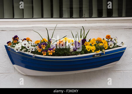 Großbritannien, England, Yorkshire East Riding, Filey, Queen Street, Boot geformten Blumenkasten Übertopf Stockfoto