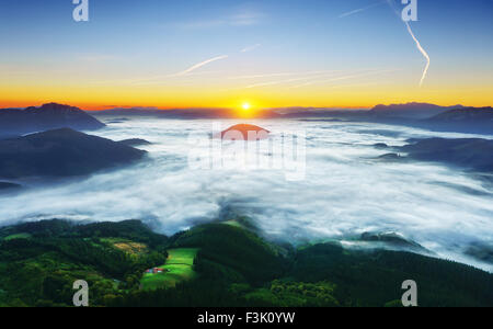 Sonnenaufgang im Aramaio Tal mit Morgennebel Stockfoto