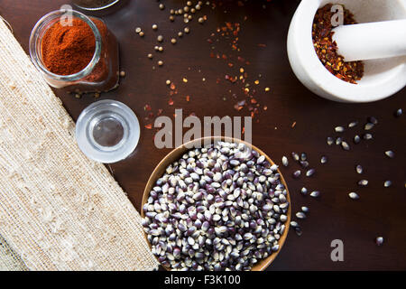 Blauer Mais Popcorn, zerstoßenem roten Pfeffer und Cayennepfeffer. Stockfoto