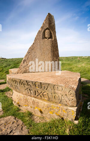 Großbritannien, England, Yorkshire East Riding, Filey Brigg, Wolds Weise gehen Start Marker Stein zeigt Namen der Dörfer auf dem Weg Stockfoto