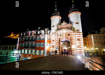 Toren und Türmen auf Alte Brücke bei Nacht Stockfoto