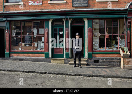 Black Country Museum Dudley. Polizist in der 1900er Jahre Uniform West Midlands England UK Stockfoto