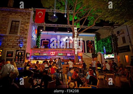 Die beliebte Strandpromenade 'Weißes Haus' Bar & Disco auf "Bar-Straße" in Bodrum Stadt, Mugla, Türkei. Stockfoto