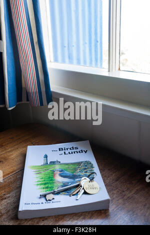 Die Vögel von Lundy Buch und Schlüssel zu alten Schule innerhalb der alten Schule, auch als Die blaue Bung, auf Lundy Island, Devon, England, UK im August bekannt Stockfoto
