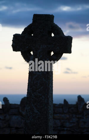 Keltisches Kreuz Grabstein in Beacon Hill Friedhof auf Lundy Island, Devon, England, UK im August Stockfoto