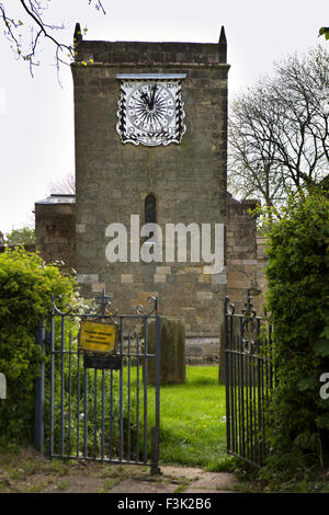 Großbritannien, England, Yorkshire East Riding, Fridaythorpe, Str. Marys Kirche mit Edwardian Uhr Gesicht auf Turm Stockfoto