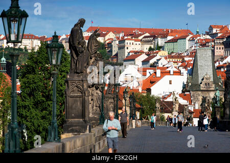 Charles Brücke nach Westen in Richtung Little Quarter, Judith Brückenturm, Prag Tschechische Republik Stockfoto