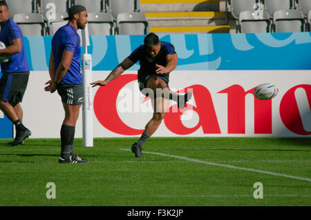 Newcastle Upon Tyne, UK. 8. Oktober 2015. New Zealand Rugby-Mannschaft üben während Captain Frauenlauf in St James Park vor ihrem Spiel gegen Tonga in der Rugby-Weltmeisterschaft 2015, Credit: Colin Edwards/Alamy Live News Stockfoto