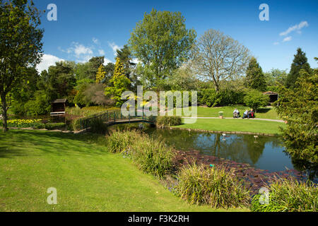 Großbritannien, England, Yorkshire saß East Riding, Pocklington, Burnby Hall Gardens, Besucher in Sonne am Seerosenteich Stockfoto