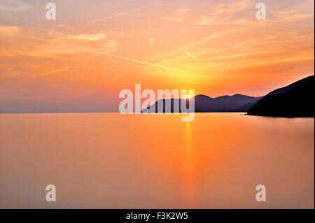 Sonnenuntergang mit Reflexion über das Meer bei Cinque Terre, Blick vom Dorf Manarola, Italien Stockfoto