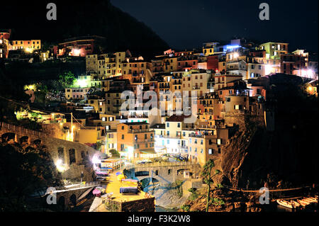 Bunte Häuser von Manarola bei Nacht, Dorf der Cinque Terre, Italien, Nachtaufnahme, Nachtszenen mit Sternen Stockfoto