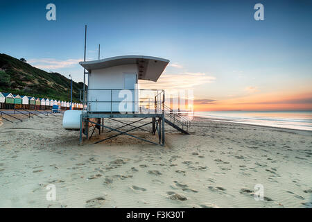 Wunderschönen Sonnenaufgang über Bournemouth Beach an der Küste von Dorset Stockfoto