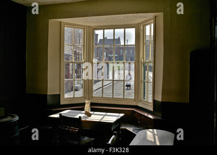 Black Country Museum, Dudley. Blick durch das Fenster des Publishauses aus den 1900er Jahren im Black Country Museum Dudley England UK Pubs Stockfoto