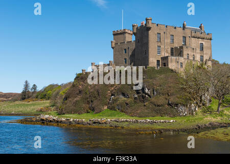 Schloss Dunvegan auf das blaue Meer auf der Insel Skye in Schottland. Stockfoto