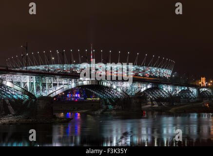 Die meisten Poniatowskiego (Poniatowski-Brücke) und Stadion Narodowy (Nationalstadion) in der Nacht, Warschau, Polen Stockfoto