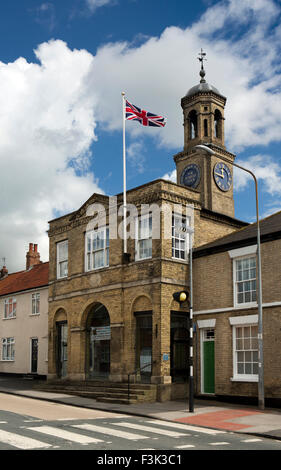 Großbritannien, England, Yorkshire East Riding, South Cave, Rathaus mit Victoria Memorial Clock Tower und Flagge Stockfoto