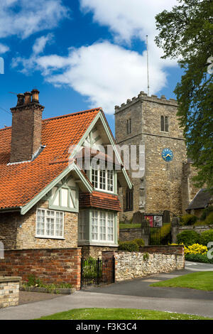 Großbritannien, England, Yorkshire East Riding, South Cave, Kirchhügel, attraktives Haus neben All Saints Church Stockfoto