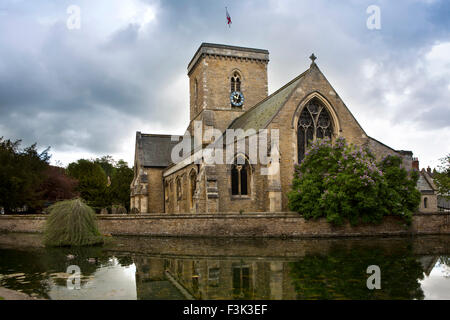 Großbritannien, England, Yorkshire East Riding, Welton, St. Helena Kirche über den Dorfanger Ententeich Stockfoto