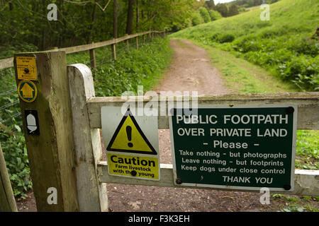 Großbritannien, England, Yorkshire East Riding, Welton Dale Wolds Weise öffentlichen Fußweg über Privatgrund Zeichen Stockfoto