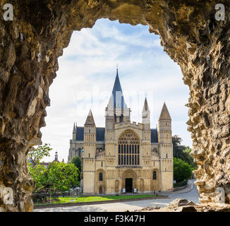 Rochester Kathedrale (Kathedrale Kirche Christi und der Heiligen Jungfrau Maria) aus Burg, Rochester, Kent, England, Großbritannien Stockfoto