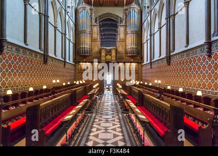 Chor und Orgel in Rochester Kathedrale (Kathedrale Kirche Christi und der Heiligen Jungfrau Maria), Rochester, Kent, England Stockfoto