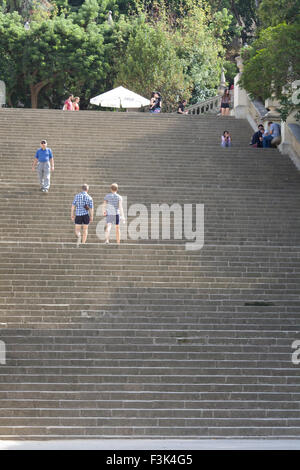 Touristen, die zu Fuss sehr steile Steintreppe führt zu den magischen Brunnen von Montjuïc Stockfoto