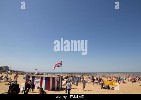 MARGATE, UK-August 8: Besucher am Strand von Margate in Großbritannien. Margates wichtigsten Sands haben eine blaue Flagge für hohe Standards ausgezeichnet Stockfoto