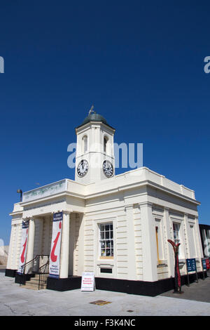 MARGATE, KENT, UK - 8 AUGUST. 2015. 1812 Margate Pier und Hafen Unternehmen Gebäude Stockfoto