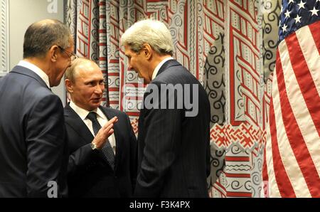 Der russische Präsident Vladimir Putin spricht mit US-Außenminister John Kerry als der russische Außenminister Sergei Lavrov am Rande der UNO-Generalversammlung am UN-Hauptsitz 28. September 2015 in New York City, New York hört. Stockfoto